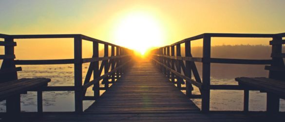 zachód słońca widoczny z wejścia na kładkę nad jeziorem