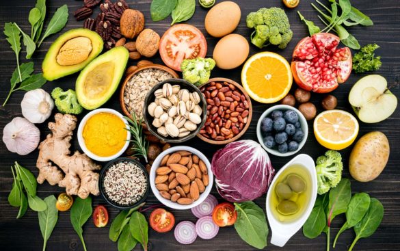owoce, warzywa i inne zdrowe produkty spożywcze rozłozone na drewnianym blacie, produkty zalecane w diecie mind
