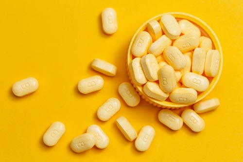 tabletki z witaminami b na żółtym lte