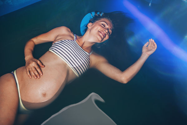 ciężarna kobieta podczas floatingu - floating w ciąży