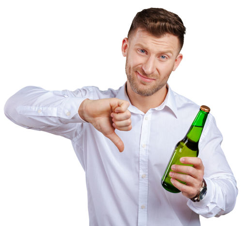 mężczyzna w białej koszuli trzyma butelkę piwa i pokazuje kciuk w dół